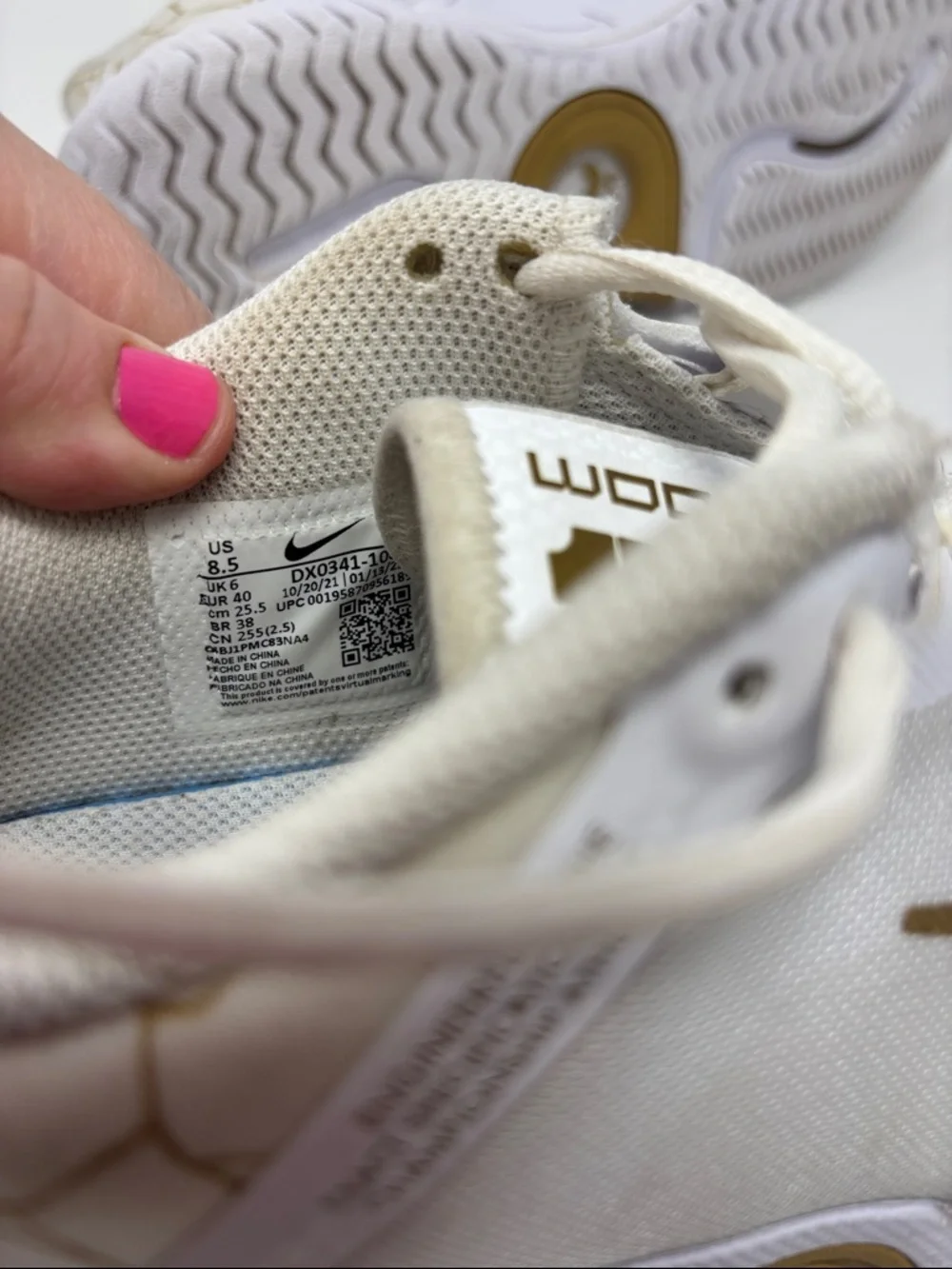 Nike | White Sneakers‎ with Gold Swoosh air zoom court DX0341-100 8.5